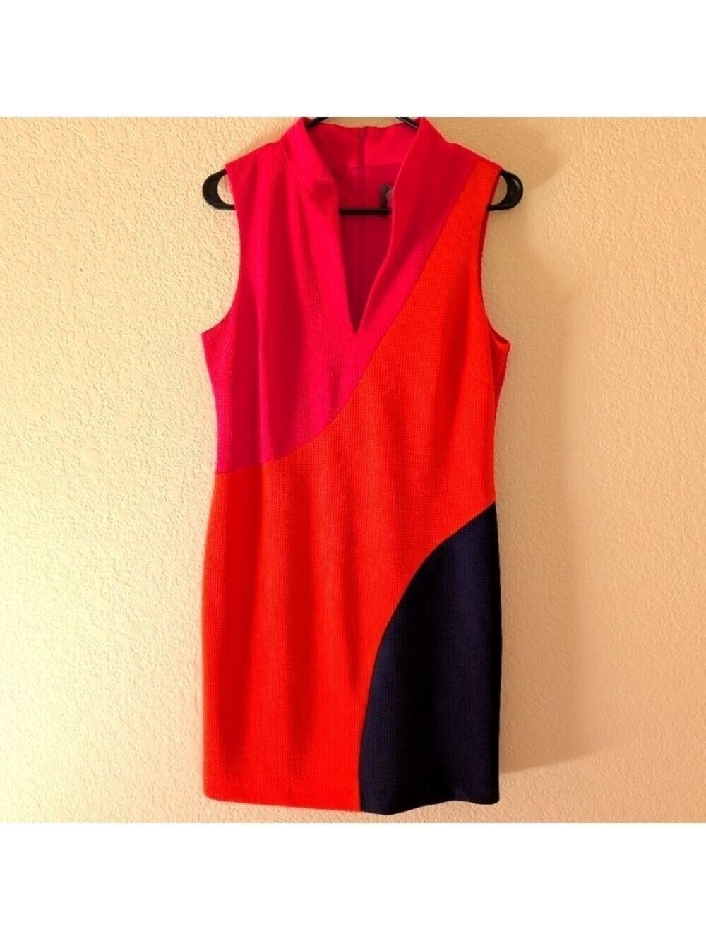 Vince Camuto color block V neck Dress, Sleeveless, size 8.Fully lined.GUC